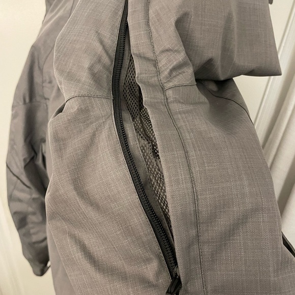 Obermeyer Snowboard Jacket - Men’s medium - Picture 11 of 13